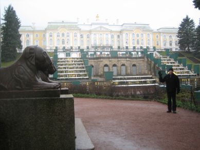 IMG_1930_Seppo_and_Bolshoy_Palace_in_Peterhof