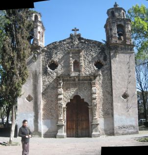 IMG_2435-IMG_2436_Cynthia_y_la_Conchita_Church_en_Coyoacan